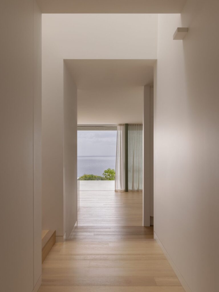 Coastal Cool: Breathing New Life into a 1960s Beach House