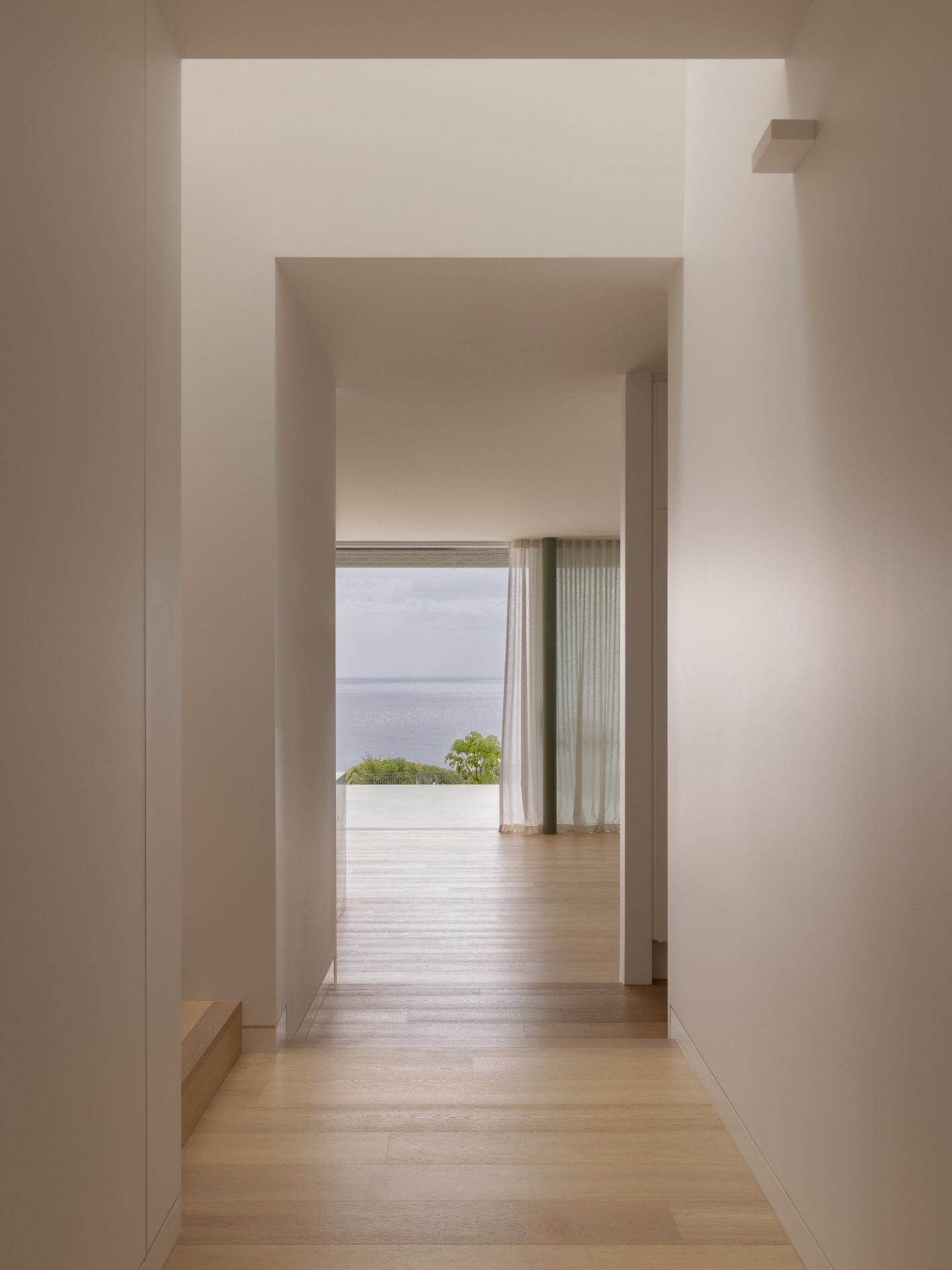 Coastal Cool: Breathing New Life into a 1960s Beach House